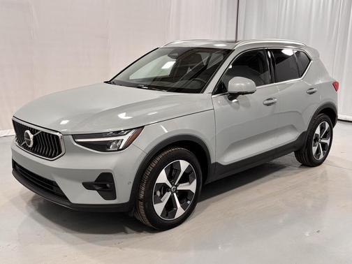 2025 Volvo XC40 B5 Plus Bright Theme