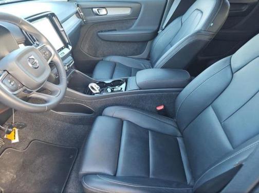 2025 Volvo XC40 B5 Plus Bright Theme