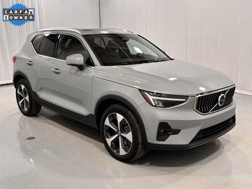2025 Volvo XC40 B5 Plus Bright Theme