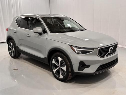 2025 Volvo XC40 B5 Plus Bright Theme