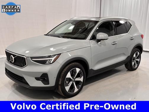 2025 Volvo XC40 B5 Plus Bright Theme