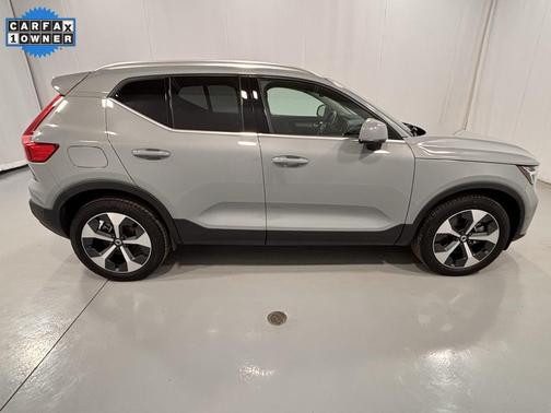 2025 Volvo XC40 B5 Plus Bright Theme