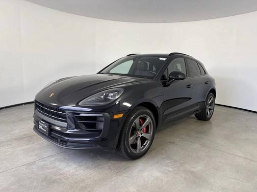 Jet Black Metallic 2022 Porsche Macan