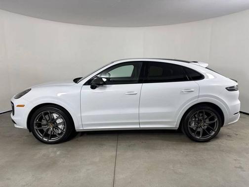 Carrara White Metallic 2023 Porsche Cayenne