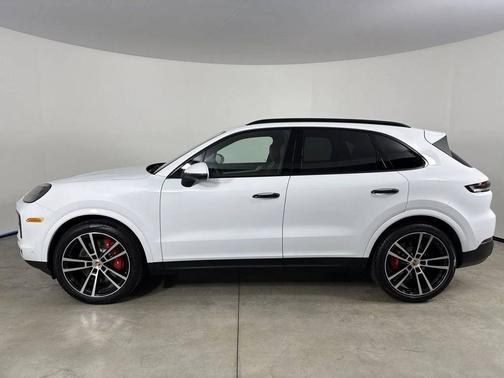 Carrara White Metallic 2025 Porsche Cayenne