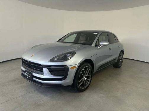 Dolomite Silver Metallic 2023 Porsche Macan