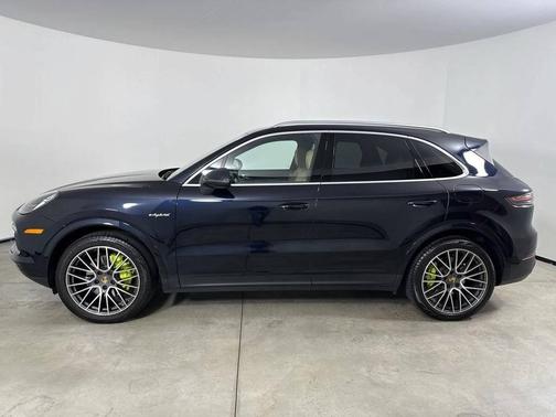 Moonlight Blue Metallic 2021 Porsche Cayenne