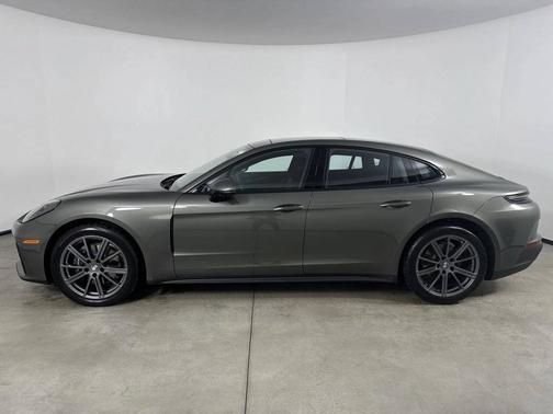 Aventurine Green Metallic 2026 Porsche Panamera