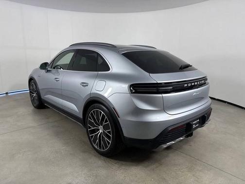 Dolomite Silver Metallic 2025 Porsche Macan