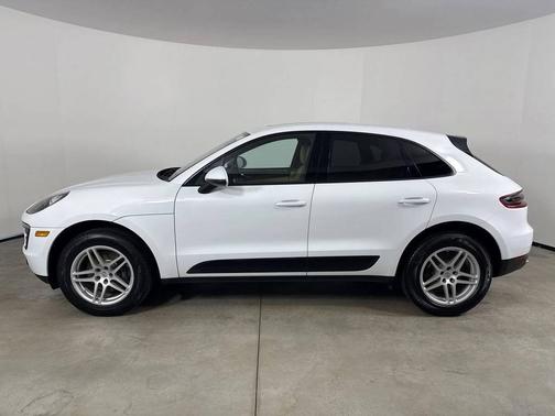 Carrara White Metallic 2018 Porsche Macan
