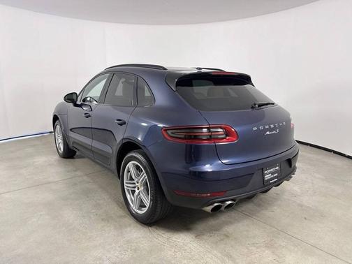 Dark Blue Metallic 2016 Porsche Macan