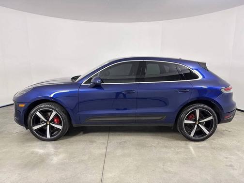 Gentian Blue Metallic 2024 Porsche Macan
