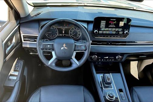 2023 Mitsubishi Outlander SE