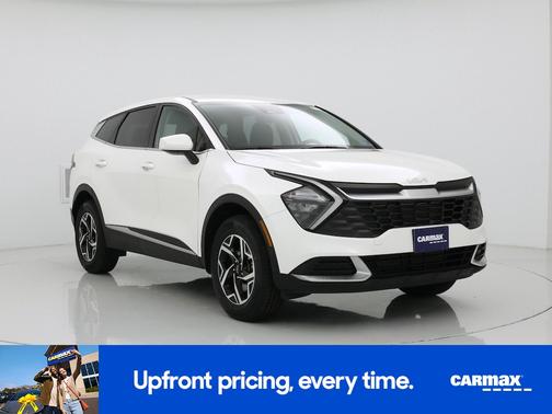 White 2023 Kia Sportage LX