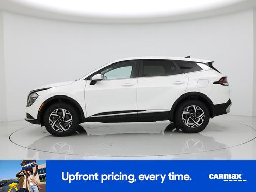 White 2023 Kia Sportage LX
