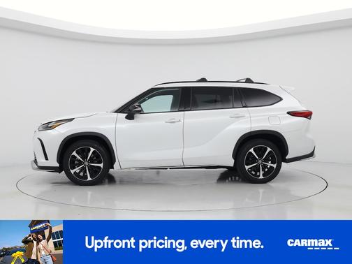 White 2022 Toyota Highlander XSE