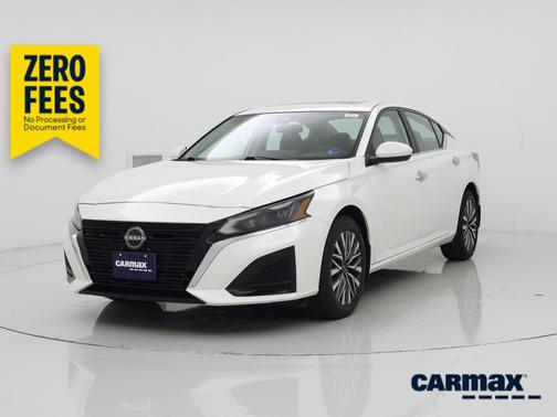 White 2023 Nissan Altima SV