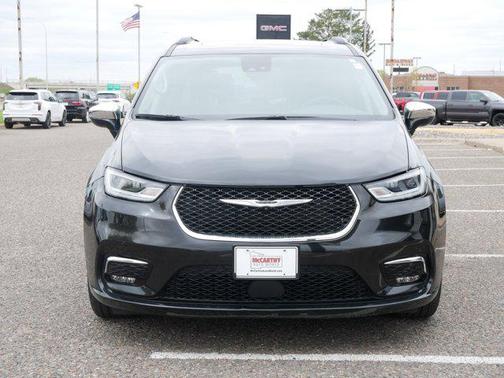 Brilliant Black Crystal Pearlcoat 2023 Chrysler Pacifica Limited