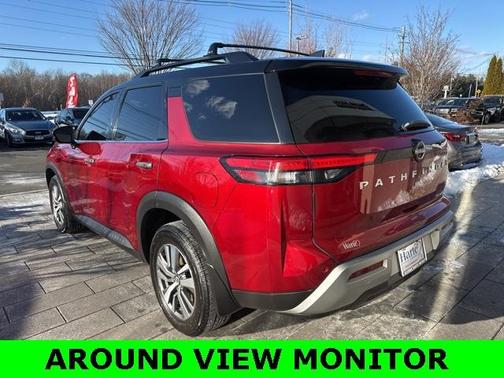 2023 Nissan Pathfinder SL