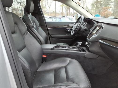 2018 Volvo XC90 T6 Momentum