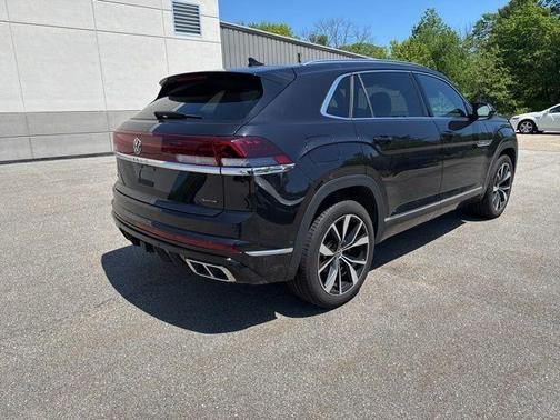 Deep Black Pearl Effect 2024 Volkswagen Atlas Cross Sport 2.0T SEL Premium R-Line