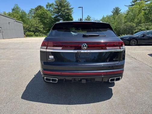 Deep Black Pearl Effect 2024 Volkswagen Atlas Cross Sport 2.0T SEL Premium R-Line