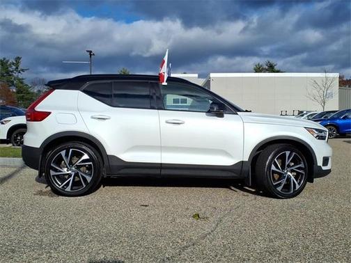 2022 Volvo XC40 T5 R-Design