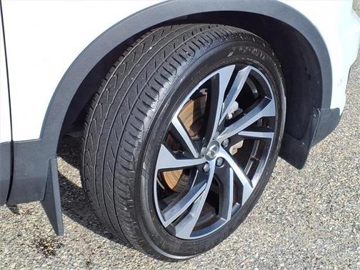 2022 Volvo XC40 T5 R-Design