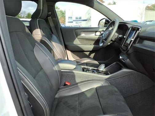 2022 Volvo XC40 T5 R-Design