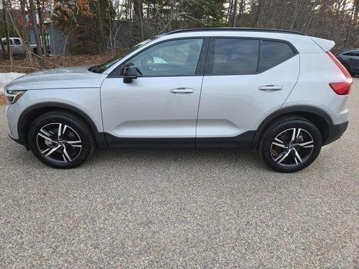 2023 Volvo XC40 B5 Plus Dark Theme