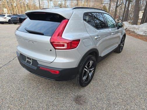 2023 Volvo XC40 B5 Plus Dark Theme