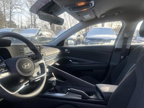 2025 Hyundai ELANTRA SE