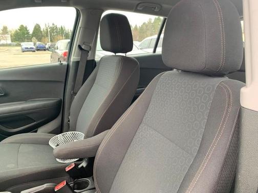 Photo 2 of 7 of 2019 Chevrolet Trax LS