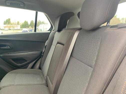 Photo 4 of 7 of 2019 Chevrolet Trax LS
