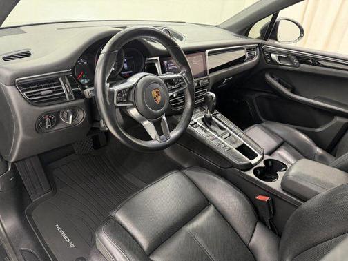 Volcano Grey Metallic 2021 Porsche Macan Macan