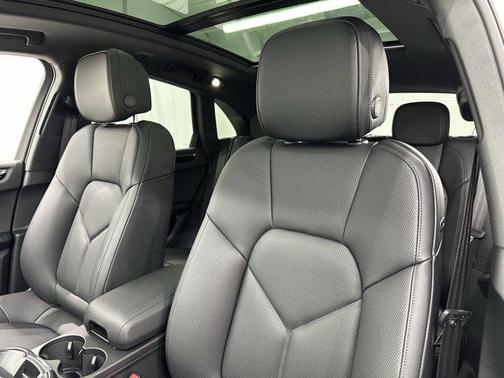 2025 Porsche Macan AWD