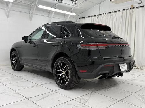 2025 Porsche Macan AWD