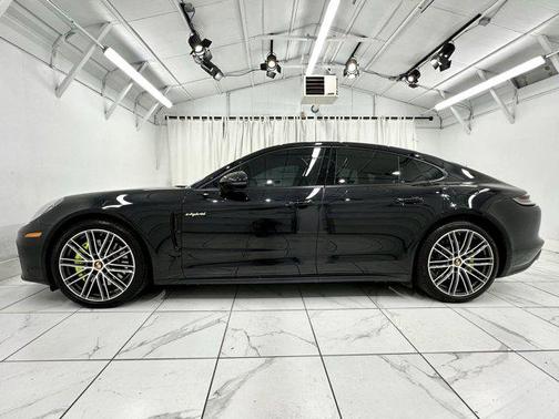 2022 Porsche Panamera E-Hybrid 4