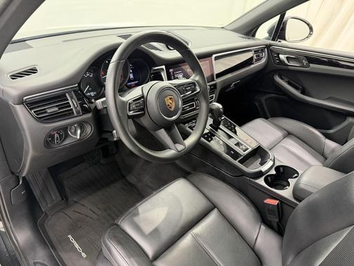 Volcano Grey Metallic 2022 Porsche Macan Macan