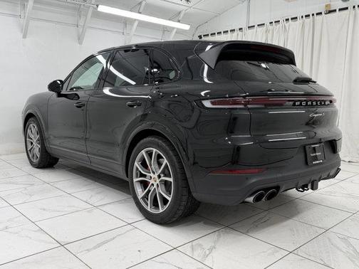 Chromite Black Metallic 2025 Porsche Cayenne S