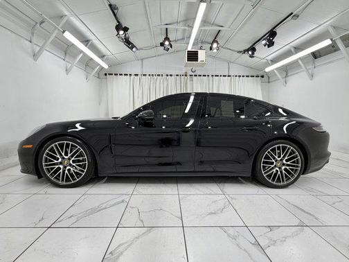 2023 Porsche Panamera 4 Platinum Edition