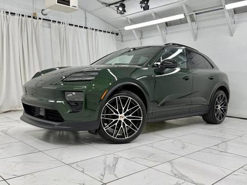 Oak Green Metallic Neo 2025 Porsche Macan Macan Electric 4