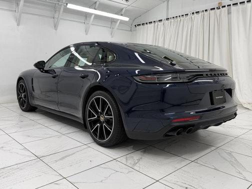 2023 Porsche Panamera 4 Platinum Edition