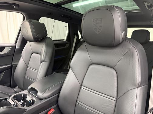 Chromite Black Metallic 2026 Porsche Cayenne Cayenne S E-Hybrid