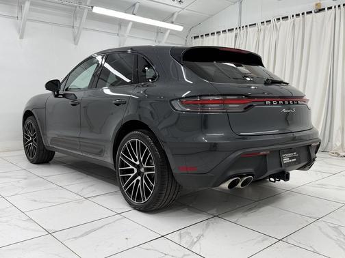 Volcano Grey Metallic 2022 Porsche Macan Macan