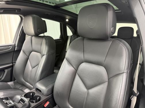 Volcano Grey Metallic 2022 Porsche Macan Macan