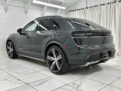 2025 Porsche Macan Turbo