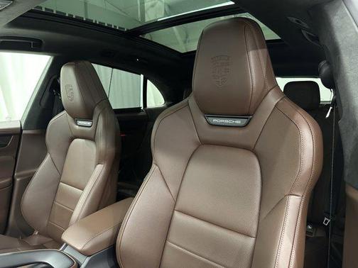 2025 Porsche Macan Turbo