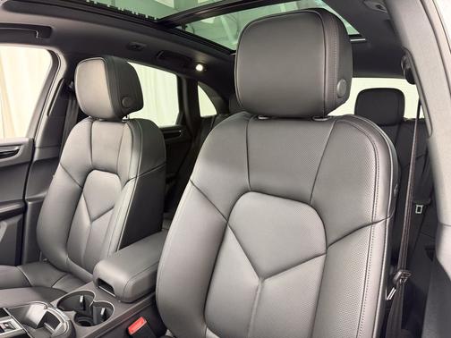 Dolomite Silver Metallic 2026 Porsche Macan Macan