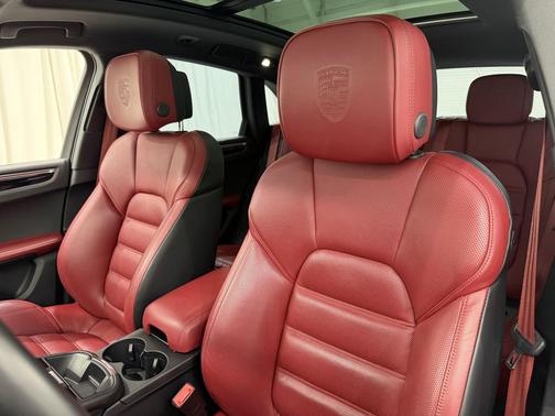 Dolomite Silver Metallic 2024 Porsche Macan T
